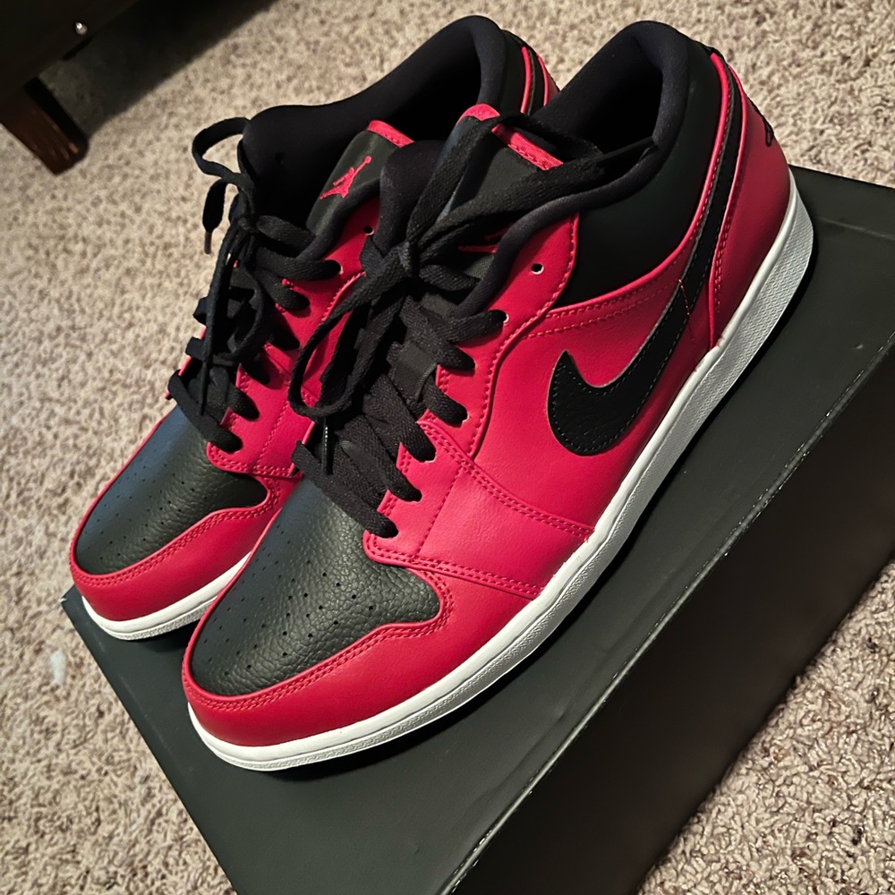 Air Jordan 1 Low Black Toe
